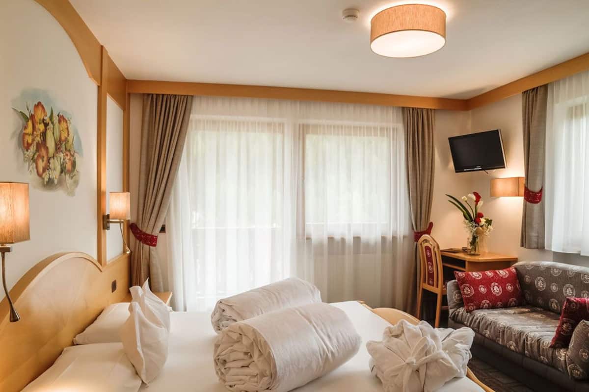 Klassieke tweepersoonskamer | Een minibar, een kluis op de kamer, een bureau, gratis wifi