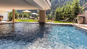 Piscine extérieure, parasols de plage, chaises longues