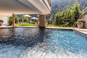 Outdoor pool, pool umbrellas, sun loungers - Hotel Muliac (Selva di Val Gardena)