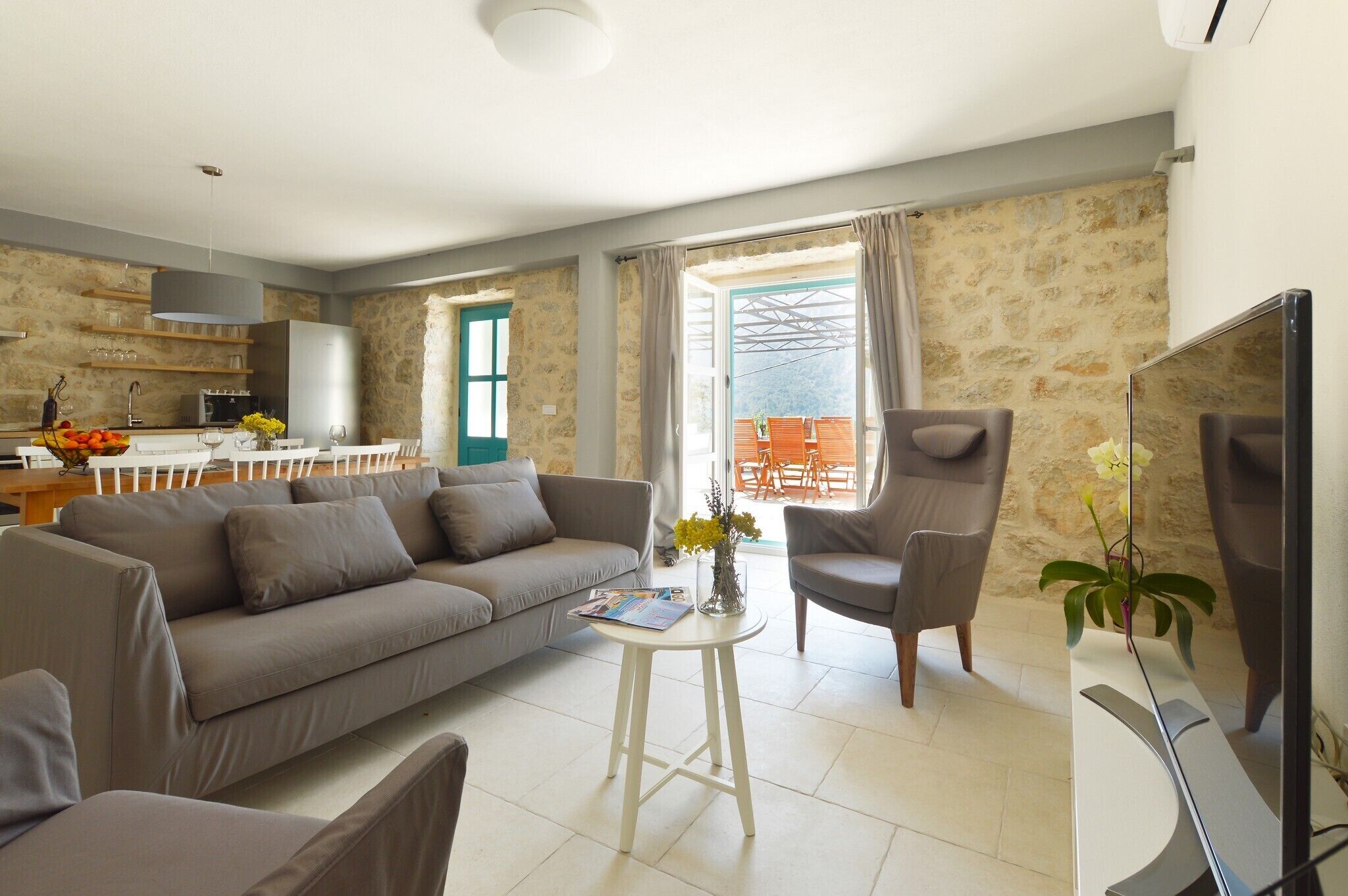 Smart-TV, Tischfußball, Tischtennisplatte