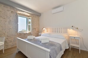 4 soverom, safe på rommet, strykejern/-brett og reiseseng for barn