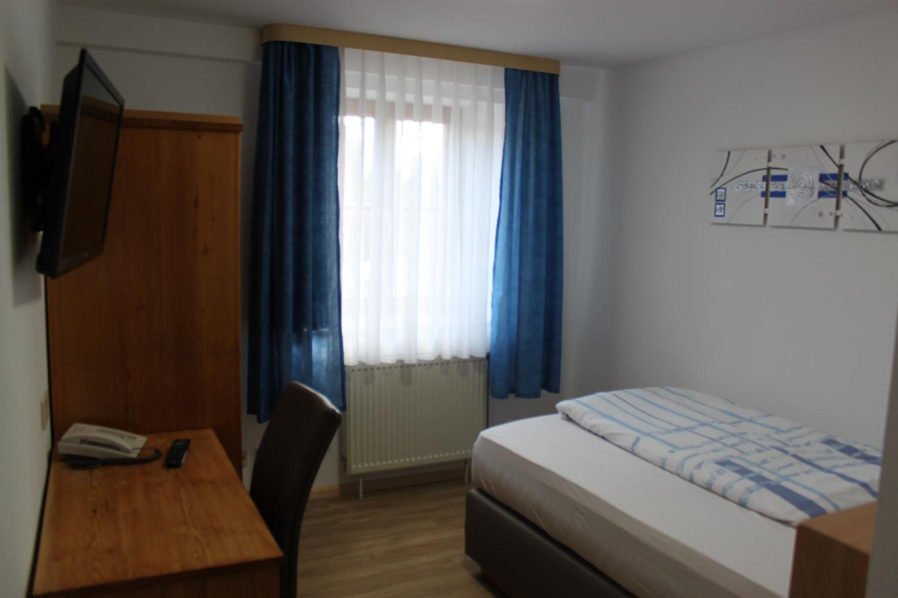 Escritorio, cunas (de pago), camas supletorias y wifi gratis