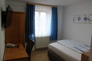 办公桌、婴儿床、折叠床/加床(额外收费)、免费 WiFi