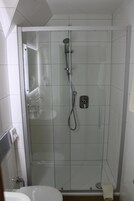 Ducha, artículos de tocador gratuitos, secador de pelo, toallas