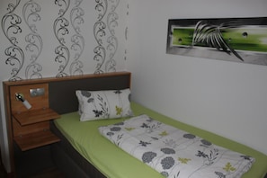 Desk, cots/infant beds, rollaway beds, free WiFi - Hotel Restaurant Hochdorfer Hirschen (Freiburg im Breisgau)