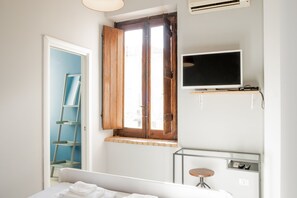 Basic Double Room | In-room safe, soundproofing, iron/ironing board, free WiFi - Suite del cuore (Reggio Calabria)