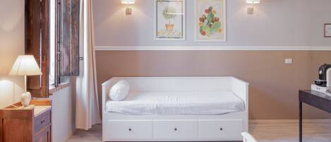 Suite | In-room safe, soundproofing, iron/ironing board, free WiFi