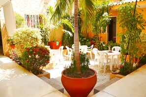 Standard Double Room, Fan, Courtyard View | Ulkopuoli