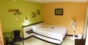 Standard Double Room, Fan, Courtyard View | Ylelliset vuodevaatteet, pimennysverhot, silitysrauta/-lauta