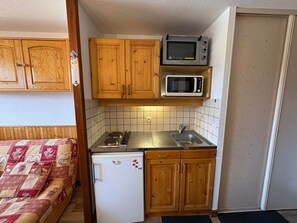 Kahvin-/teenkeitin, jääkaappi, mikroaaltouuni, uuni