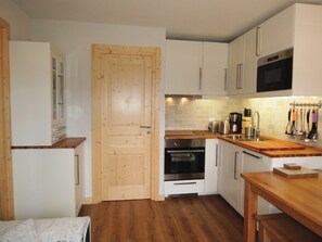 Kühlschrank, Mikrowelle, Ofen, Geschirrspüler