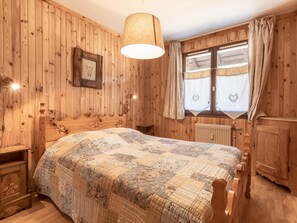 2 bedrooms, bed sheets