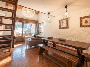 Interior - 3* in village center, ski-in/ski-out, spacious 8 pers. (La Clusaz)