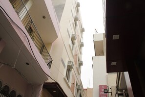 تفاصيل الفندق من الخارج