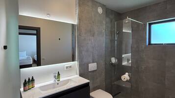 Appartement, 2 slaapkamers | Badkamer | Een douche, gratis toiletartikelen, een haardroger, handdoeken