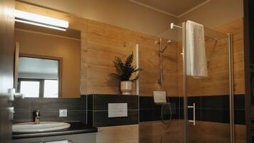 Estudio familiar, 1 cama matrimonial y sofá cama | Baño | Regadera, amenidades de baño gratuitas, secadora de cabello, toallas