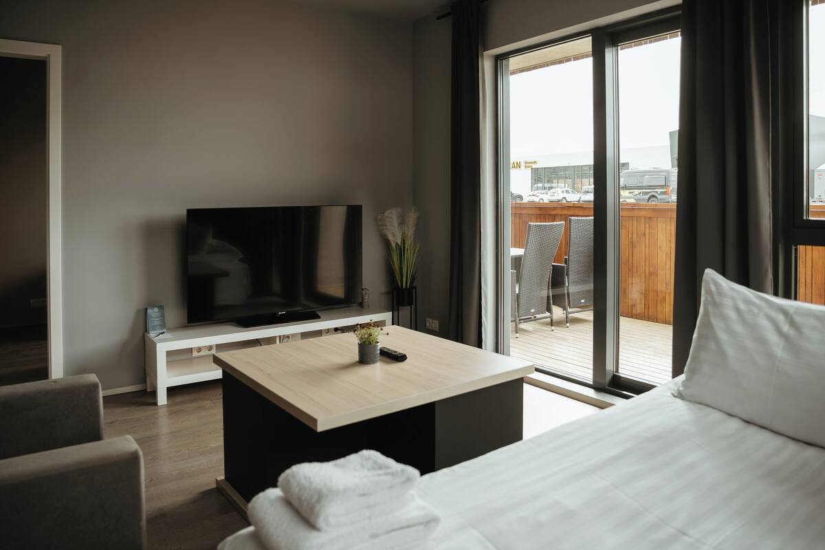 Apartment, 2 Bedrooms with sofa bed | Oppholdsområde | Flatskjerm-TV og oppvarmet gulv