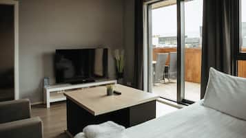 Apartment, 2 Bedrooms with sofa bed | 起居区 | 平板电视、加热地板