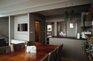 Una televisión de pantalla plana, suelo radiante