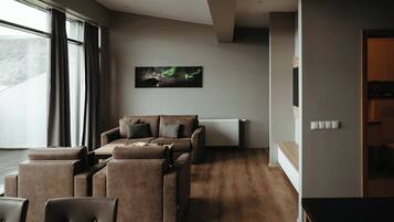 Televisión de pantalla plana y piso con calefacción