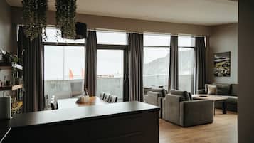 Flat-screen TV, heated floors