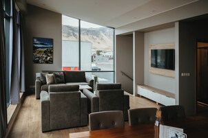 Una televisión de pantalla plana, suelo radiante