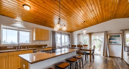 UUSI LUETTELO!Breezy, päivitetty kotiin w / jaetut altaat Lanai, merinäköala - kävele golfille