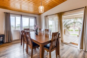 Dining - Newly updated home with pools, lanai, ocean view - walk to golf (Waikoloa Village)