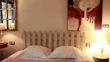 Double Room, Non Smoking (Atelier) | Individually decorated, individually furnished, desk, soundproofing