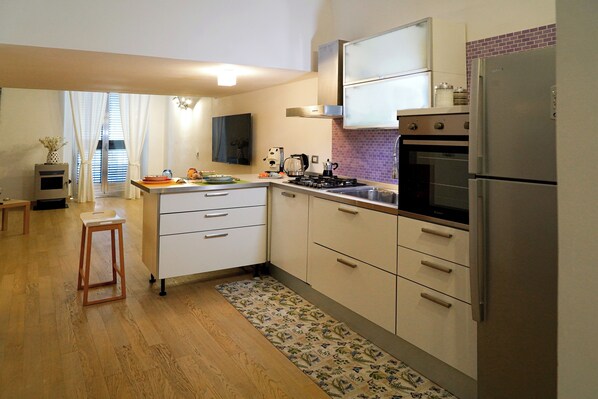 Kühlschrank, Mikrowelle, Ofen, Wasserkocher mit Kaffee-/Teezubehör