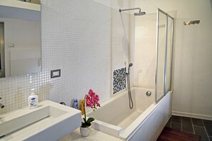 Een douche, gratis toiletartikelen, een haardroger, badjassen