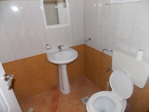 Ducha, artículos de tocador gratuitos, secador de pelo