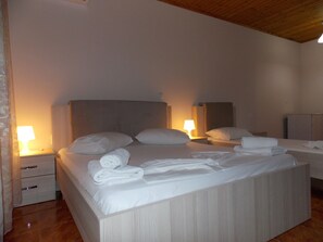 Tremannsrom, sjøutsikt | Skrivebord, lydisolert og barnesenger (inkludert)