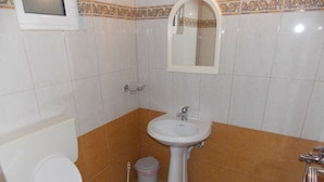 Un bany amb vàter, rentamig i dutxa.