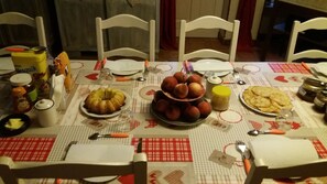 Tägliches inbegriffenes kontinentales Frühstück