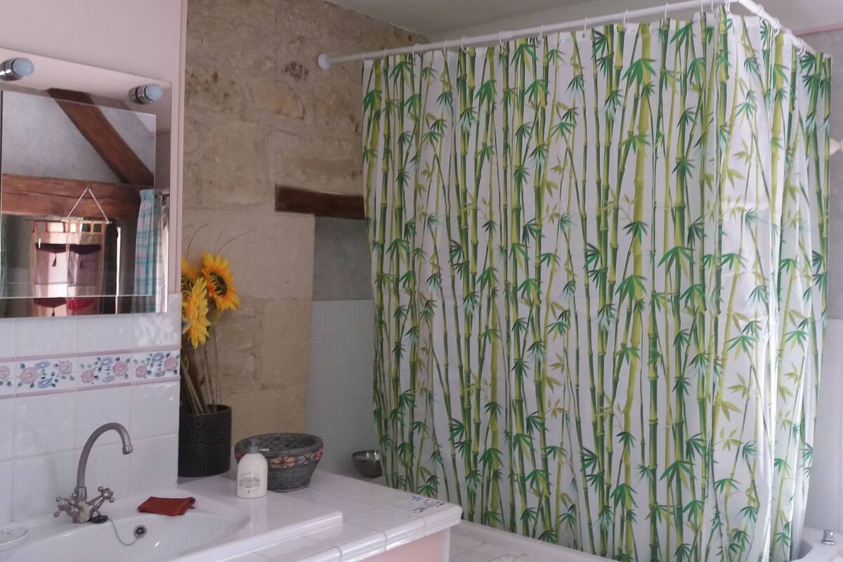 Familienzimmer | Badezimmer | Dusche, kostenlose Toilettenartikel, Haartrockner, Handtücher