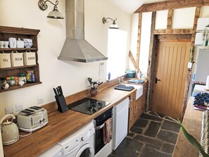 Cottage | Private kitchen | Fridge, microwave, oven, stovetop - Drovers Retreat (Llandrindod Wells)