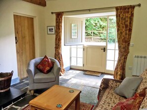 Cottage | Living room | LCD TV, fireplace, DVD player - Drovers Retreat (Llandrindod Wells)
