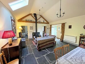 Cottage | 2 bedrooms, in-room safe, blackout drapes, iron/ironing board - Drovers Retreat (Llandrindod Wells)