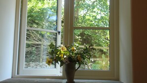 A window with a view of greenery outside. - Drovers Retreat (Llandrindod Wells)