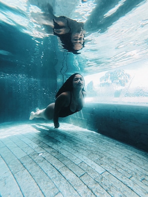 Une scène sous-marine représentant une personne nageant dans une piscine.
