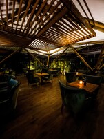 供应早餐、午餐和晚餐，本地与国际菜