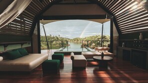 Presidential: Sky Pool & Steam Room | Vue sur le lac