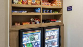 Un refrigerador con aperitivos y bebidas, repleto de diferentes opciones.