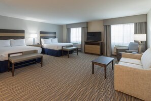 Habitación, varias camas, accesible para personas con discapacidad | Zona de estar | Televisión LED de 42 pulgadas con canales por satélite, una televisión