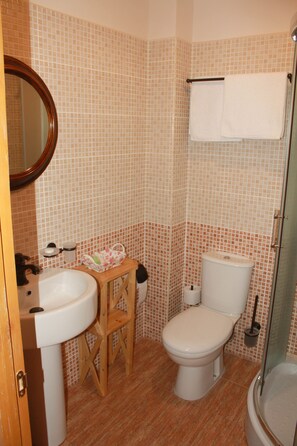 Standard Twin Room, Balcony (Yervandashat) | Bathroom