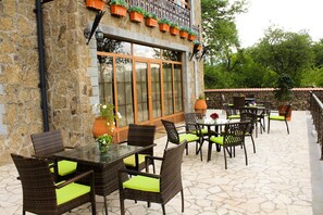 Free daily buffet breakfast - Garni HinYard (Yerevan)