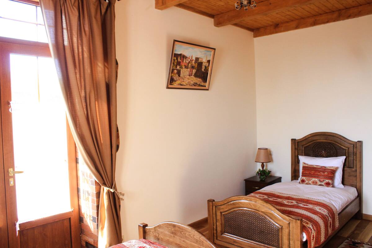 Standard Twin Room (Tushpa)