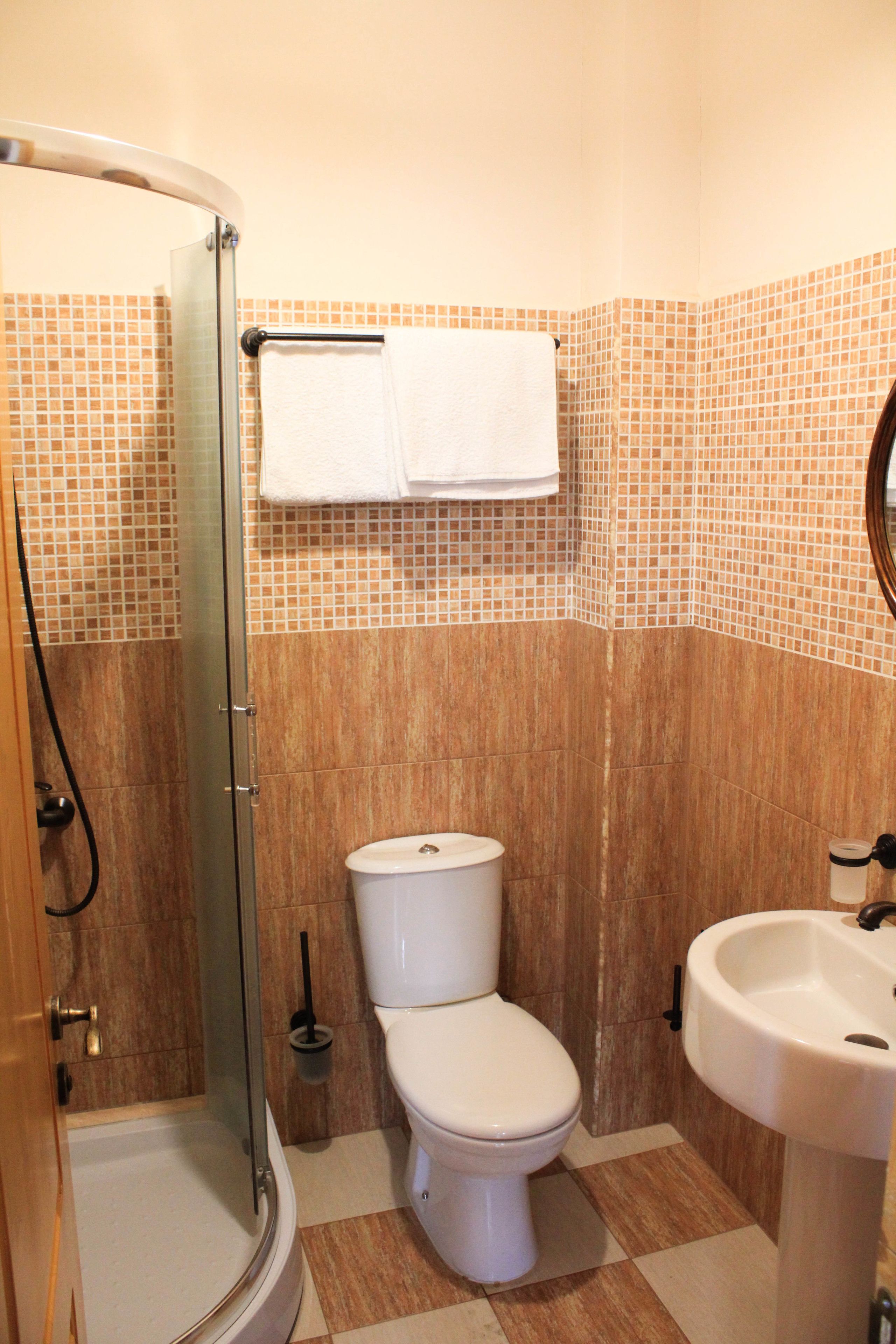 Standardværelse med 2 enkeltsenge - balkon (Dvin) | Badeværelse | Dybe badekar, gratis toiletartikler, hjemmesko, håndklæder