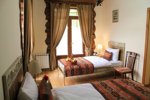 Standard tvåbäddsrum - balkong (Dvin) | Skrivbord, strykjärn/strykbräda, gratis wi-fi och sängkläder